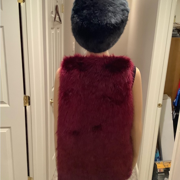 DECREE Burgundy Open Front Faux Fur Vest Size Medium - Picture 6 of 15
